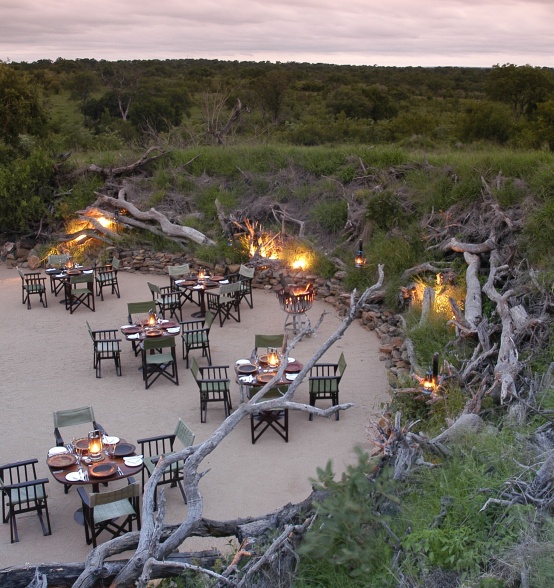 Discover the enchantment of Earth Lodge's outdoor boma, a starlit setting of luxury. Discover the enchantment of Earth Lodge's outdoor boma, a starlit setting of luxury.